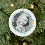 Adorno De Cerámica Foto personalizada Delicada Floral Wreath<br><div class="desc">El elegante y dulce ornamento cuenta con un elegante ilustracion floral y se puede personalizar con su foto y texto.</div>