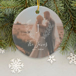Adorno De Cerámica foto personalizado recién casados nombre monograma<br><div class="desc">Monograma blanco personalizado inicial y nombre con familia de años establecidos año elegante moda estilo casa de campo árbol de Navidad adorno con superposición de foto.       Un regalo moderno para recién casados.</div>