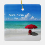 Adorno De Cerámica Foto propia personalizado Destin Beach Umbrellas<br><div class="desc">Si has viajado a Destin, Florida, este año, te gustará recordar el viaje con este original adorno de recuerdos de viajes de Navidades con esta vibrante imagen fotográfica de las aguas azul turquesa, la playa de arena blanca, un paraguas y una silla de playa roja y una tipografía rústica de...</div>