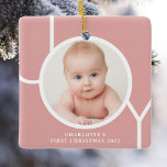 Adorno De Cerámica Foto rosa del primer Chica de Navidad del bebé<br><div class="desc">Este elegante ornamento de fotos navideñas del bebé está decorado con la palabra JOY en blanco sobre un fondo rosado. Personalizable fácil con tu foto y nombre.</div>