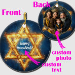 Adorno De Cerámica Foto y texto personalizado Feliz Hanukkah, Estrell<br><div class="desc">¡Presentamos el Personalizable Hanukkah Star Ornament! Este elegante ornamento de cerámica redonda presenta una impresionante estrella de David en un radiante tono dorado con un fondo azul profundo, que recuerda a un cielo estrellado. La parte delantera muestra el texto "Hanukkah feliz", que puede ser personalizado a su gusto, lo que...</div>