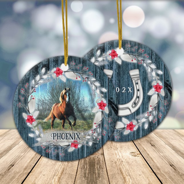 Adorno De Cerámica Fotografía de caballo marco de madera azul platead (Horse photo Christmas ornament with blue barn wood frame and silver horseshoe, personalized horse.)
