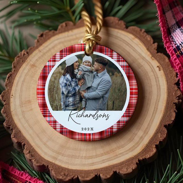 Adorno De Cerámica Fotografía de la familia de tejidos rojos y blanco (Cozy Red and White Plaid fabric Family Photo Ceramic Ornament)