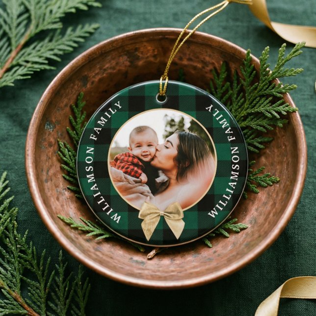 Adorno De Cerámica Fotografía de la familia Gold Bow del patrón dorad (Personalized Green Buffalo Plaid Family Photo Ceramic Ornament)