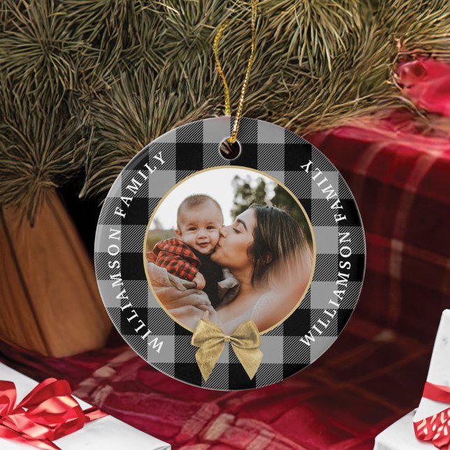 Adorno De Cerámica Fotografía de la familia Gold Bow del patrón negro (Black Buffalo Plaid Pattern Gold Bow Family Photo Ceramic Ornament)