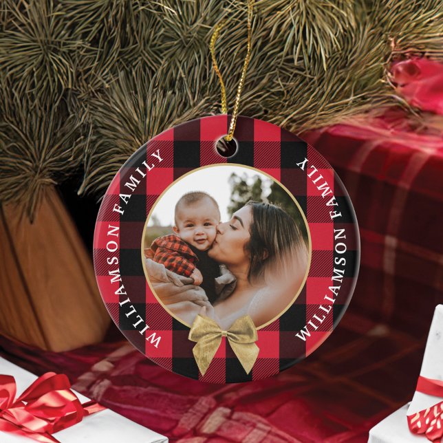 Adorno De Cerámica Fotografía de la familia Gold Bow del patrón rojo  (Red Buffalo Plaid Pattern Gold Bow Family Photo Ceramic Ornament)