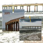 Adorno De Cerámica Fotografía del muelle de St Augustine Beach con Añ<br><div class="desc">El muelle del Condado de St John's Ocean & Fishing Pier se extiende a 250 metros hacia el océano Atlántico desde la orilla de arena de St Augustine Beach, Florida, y aparece en este adorno de cerámica de recuerdo de viajes fotográficos con Año del personalizable. Cada uno de estos adornos...</div>