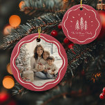 Adorno De Cerámica Fotografía moderna de la familia de marcos ondulad<br><div class="desc">Añade encanto a tu árbol con nuestro adorno moderno de fotos de la familia Wavy Frame! Un diseño de árbol de Navidad rojo silencioso y un texto personalizado.</div>