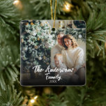 Adorno De Cerámica Fotografía moderna de la familia de tipografía ele<br><div class="desc">Una creación de su propio ornamento familiar de tipografía simple y a la vez elegante. un recuerdo perfecto adorno para sus saludos navideños para mantener el momento capturado para siempre. Este único y único ornamento de moda tiene una elegante tipografía destacada del nombre y año de la familia que ambos...</div>