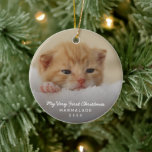 Adorno De Cerámica Fotografía moderna simple gatito gatito primera Na<br><div class="desc">Ornamento de Navidad con un diseño simple y elegante con "Mi primera Navidad" junto con el nombre y año de tu nuevo gatito,  sobre una foto de tu nuevo gato. Este adorno moderno es un gran regalo para cualquiera que tenga un gatito nuevo.</div>