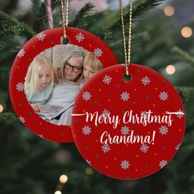 Adorno De Cerámica Fotografía personalizado de copos de nieve y punto (Custom photo Christmas ornament in red with snowflakes and dots.)