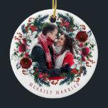 Adorno De Cerámica Fotografía Primera Navidad, el Sr. y la Sra. Merri<br><div class="desc">Boda moderno rústico de invierno Merrily Married Photo Tree ornamento con una floral color burdeos rojo a la moda acuática con ramas de abeto verdes de caza de pinos estacionales y bayas huecas sobre un fondo blanco claro. Personalízalo con tu foto, texto y apellido en ambos lados! Una forma elegante...</div>