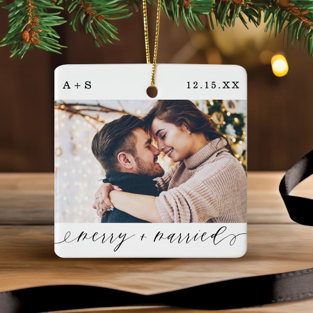 Adorno De Cerámica Fotos de Bodas de guiones elegantes y casados (Merry & Married Elegant Script Wedding Photos Ceramic Ornament)