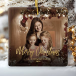 Adorno De Cerámica Fotos de la familia del oro navideño<br><div class="desc">Difunde alegría de vacaciones a amigos y familia con este adorno de keepsake moderno. El Relieve metalizado dorado falso dice "Feliz Navidad" en elegante escritura a mano. Reemplace la imagen de ejemplo con su foto favorita y agregue su nombre familiar y el año. Un filtro de degradado negro ayuda a...</div>