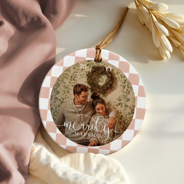 Adorno De Cerámica Fotos recién casadas de Merrily Retro Checkerboard (Merrily Married Retro Checkerboard Newlywed Photo Ceramic Blush Pink Ornament)