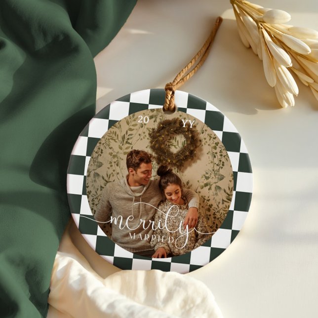 Adorno De Cerámica Fotos recién casadas de Merrily Retro Checkerboard (Merrily Married Retro Checkerboard Newlywed Photo Ceramic Ornament)