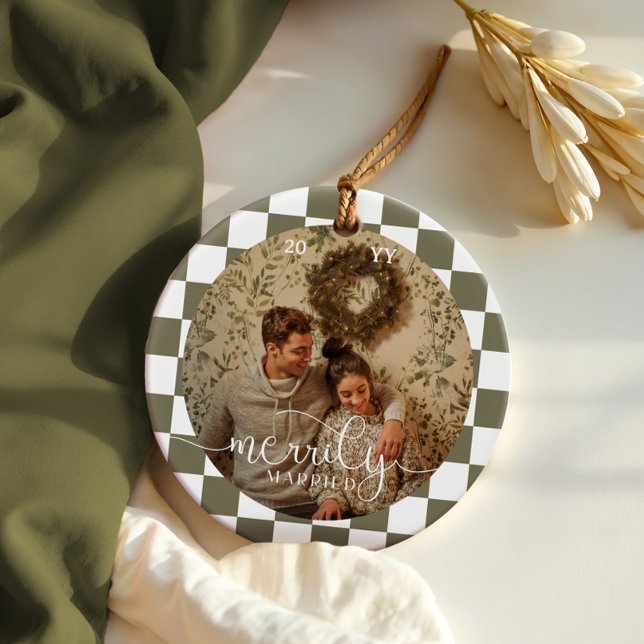Adorno De Cerámica Fotos recién casadas de Merrily Retro Checkerboard (Merrily Married Retro Checkerboard Newlywed Photo Ceramic Ornament)