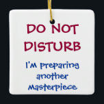 Adorno De Cerámica Funny Personalizada No Molestar Al Chef<br><div class="desc">¿Te gusta cocinar o conocer a otra persona que lo hace? Este adorable y divertido adorno navideño es el regalo perfecto o el obsequio de medias para el chef de casa en su vida. El texto rojo y azul humorístico dice: "NO DISTURBAN, estoy preparando otra obra maestra". Incluso un chef...</div>