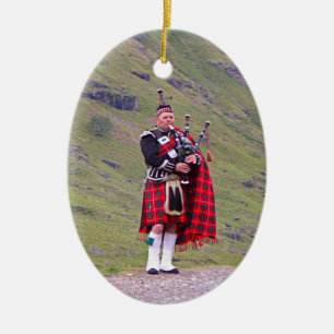 Adorno De Cerámica Gaitero escocés solitario, montañas, Escocia