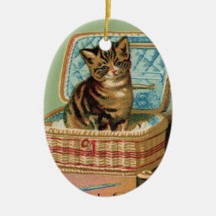 Adorno De Cerámica Gato en una cesta de coser