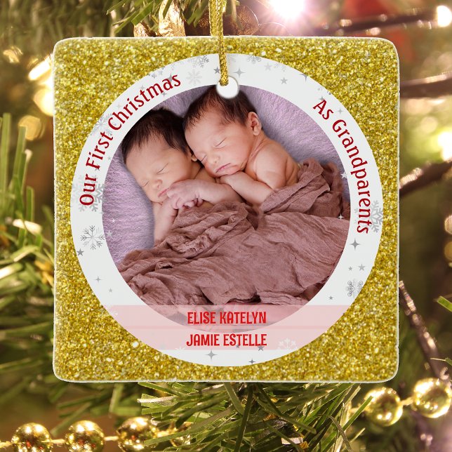 Adorno De Cerámica Gemelos niñas bebés primera Navidad como abuelos 2 (Elegant Modern Cute Golden First Christmas as Grandparents Twin Girls Photo Swaddled Babies Glitter)