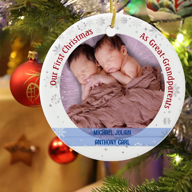 Adorno De Cerámica Gemelos, niños, primera Navidad, fotos de los abue (Our First Christmas as Great-Greatparents of Twin Boys. Snowflakes and Stars. Cute Swaddled Babies)