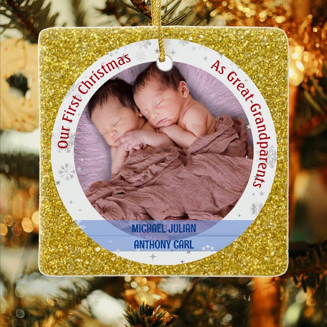 Adorno De Cerámica Gemelos, niños, primera Navidad, fotos de los abue (Elegant Modern Cute Golden Our First Christmas as Great-Grandparents Twin Boys Photo Faux Glitter)