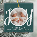 Adorno De Cerámica Gemelos nombran estadísticas de nacimiento Foto Ke<br><div class="desc">Este adorable ornamento fotográfico de Twins Names Birth Stats está decorado con la palabra JOY en tipografía de escritura elegante sobre un fondo verde. Personalizable fácilmente con tu foto,  nombres y estadísticas de nacimiento del bebé.</div>
