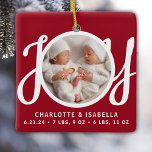 Adorno De Cerámica Gemelos Nombres Estadísticas de Nacimiento Foto Re<br><div class="desc">Este adorable ornamento fotográfico de Twins Names Birth Stats está decorado con la palabra JOY en tipografía de escritura elegante con un fondo rojo. Personalizable fácilmente con tu foto,  nombres y estadísticas de nacimiento del bebé.</div>