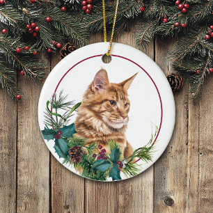 Adorno De Cerámica Ginger Maine Coon Cat Evergreen Berry Wreath