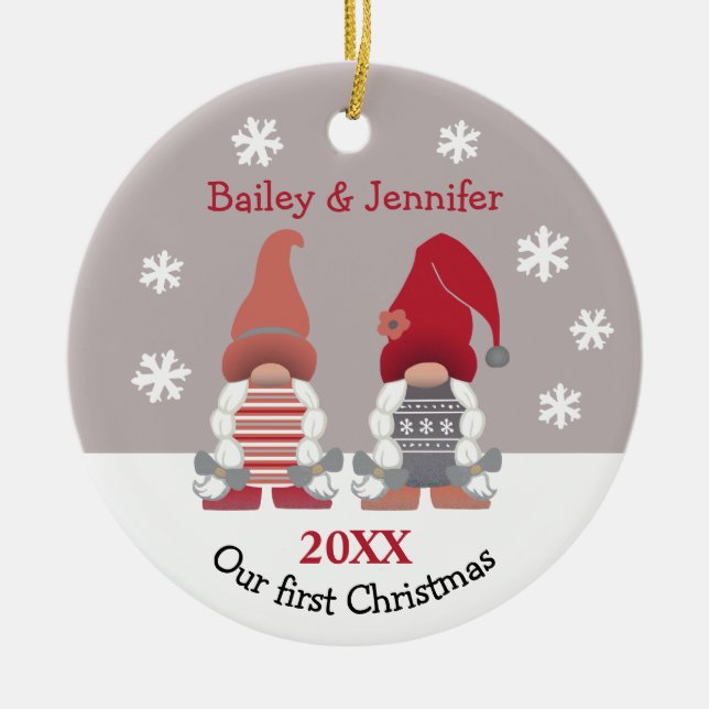 Adorno De Cerámica Gnomes Cuidados Nuestra Primera Navidad Gris Rojo  (Frente)