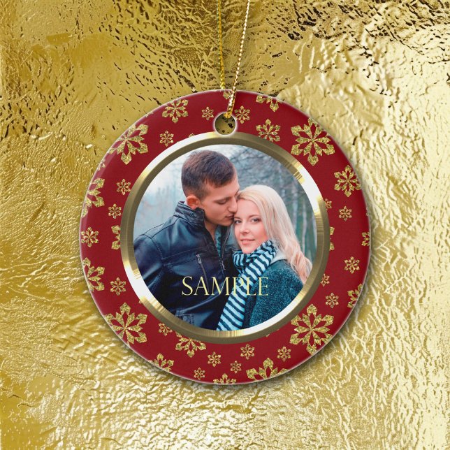 Adorno De Cerámica Gold Snowflake on Red Holiday Template (Subido por el creador)