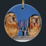 Adorno De Cerámica Golden retriever Jánuca Menorah<br><div class="desc">Este ornamento ofrece perros perdigueros de oro en los yarmulkes que encienden un menorah. Esto haría un regalo o una decoración perfecto de Jánuca.</div>