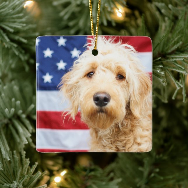 Adorno De Cerámica Goldendoodle con bandera estadounidense (Árbol)
