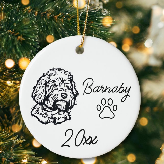Adorno De Cerámica Goldendoodle Perro Nombre Personalizado y Año Arte (Goldendoodle Dog Custom Name and Year Ornament with Paw Print. Black and White Line Art Modern)