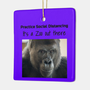 Adorno De Cerámica Gorilas en medio de los disturbios de Corona por F