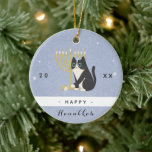 Adorno De Cerámica Gracioso gato Menorah y Dreidel Happy Hanukkah Blu<br><div class="desc">Decoren su árbol de Navidad con este adorable adorno temático de Hanukkah! Cambie fácilmente el texto haciendo clic en la opción "personalizar esta plantilla".</div>