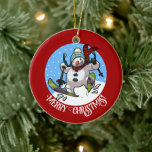 Adorno De Cerámica ¡Gracioso Snowman Feliz Navidad! Personalizado de<br><div class="desc">Un muñeco de nieve alegre en un adorno de cerámica para tu árbol de Navidad. Utilice "Personalice esta plantilla" para modificar el texto de "¡Feliz Navidad!" y crear un regalo único y personalizado. Con un lindo muñeco de nieve con la nariz de zanahoria y los ojos de carbón, salpicando por...</div>