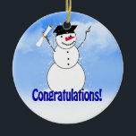 Adorno De Cerámica Graduando A Snowman Con Diploma<br><div class="desc">* ¡Qué lindo y tan feliz graduador de Snowman con Diploma! Los ornamentos personalizados están disponibles en varias opciones de forma. * personalizados ideas de adorno navideño * Ideas de ornamentos de sake * divertidas ideas de ornamentos navideños * decoraciones de árboles navideños * Ornamento de árbol de Navidad *...</div>
