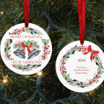 Adorno De Cerámica Gran Abuela Holly tiñe de Navidades de guirnaldas<br><div class="desc">Feliz Navidad Gran Abuela (editable) adorno de conservas que puedes personalizar con el año y tu(s) nombre(s). El diseño tiene campanas de plata, una corona rústica de ramas, bayas de invierno, un arco rojo, hueso y hojas. Un diseño tradicional en acuarela con tipografía elegante que se puede personalizar fácilmente para...</div>
