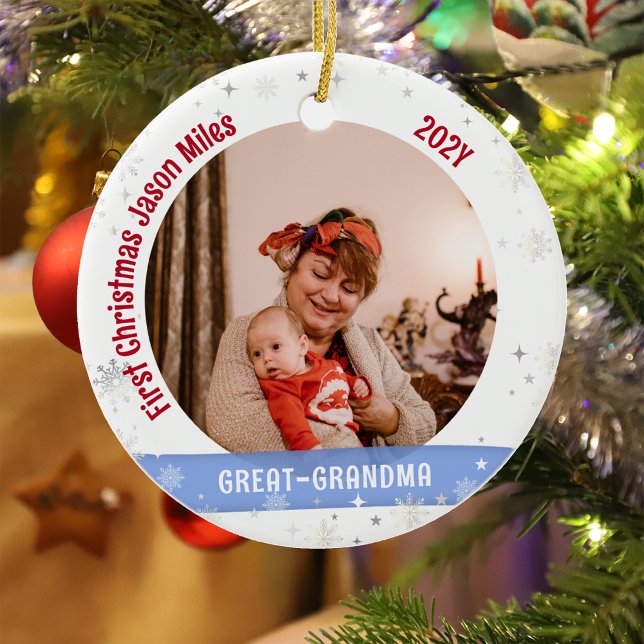 Adorno De Cerámica Gran bebé de abuela personalizada Primera foto de  (Modern Elegant Cute First Christmas Baby Love you Great-Grandma 1 Photo Snowflakes Stars Bow Holly)