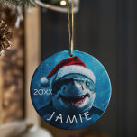 Adorno De Cerámica Gran océano blanco de tiburón personalizado<br><div class="desc">Este diseño puede ser personalizado en el área proporcionada cambiando la foto y/o el texto. O puede personalizarse haciendo clic en Personalizar esta plantilla y, a continuación, eligiendo la opción de hacer clic en el personalizar y eliminando o cambiando el color del fondo, agregando texto, cambiando el color o estilo...</div>