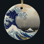 Adorno De Cerámica Gran ola del Bella Artes Oriental de Kanagawa<br><div class="desc">Acuarela de época de lo que algunos dicen es una ola de marea a punto de llegar a la costa de Japón mientras los pescadores tratan de escapar en sus botes. El Monte Fuji está en el fondo.</div>