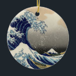 Adorno De Cerámica Gran ola del Bella Artes Oriental de Kanagawa<br><div class="desc">Acuarela de época de lo que algunos dicen es una ola de marea a punto de llegar a la costa de Japón mientras los pescadores tratan de escapar en sus botes. El Monte Fuji está en el fondo.</div>