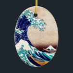 Adorno De Cerámica Gran onda de la impresión de Woodblock del japonés<br><div class="desc">Katsushika Hokusai la gran onda de Kanagawa (1830) La gran onda de Kanagawa, también conocido pues la gran onda o simplemente la onda, es una impresión del ukiyo-e de artista japonés Hokusai, publicado alguna vez entre 1830 y 1833 a finales del período de Edo pues la primera impresión en la...</div>