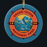Adorno De Cerámica Gran Parque Nacional de Teton Emblema de brújula r<br><div class="desc">Diseño de arte vectorial Grand Teton. El parque incluye los picos más importantes de la Cordillera Teton,  así como la mayoría de las secciones del norte del valle conocido como Jackson Hole.</div>