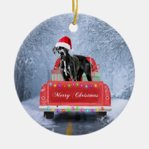 Adorno De Cerámica Gran perro negro en nieve sentado en un camión de 