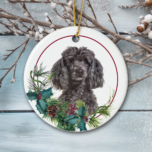 Adorno De Cerámica Gray Poodle Dog Evergreen Berry Wreath