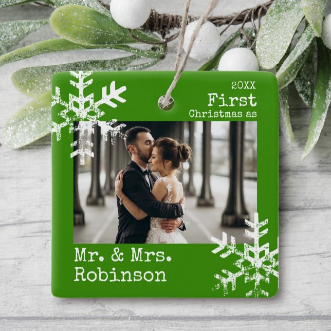 Adorno De Cerámica Green First Christmas Mr. y la Sra. Personalizado  (Rustic snowflake family holiday keepsake photo ornament perfect for gifts to bring joy to others.)