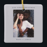 Adorno De Cerámica Gris claro simple mora moderna y foto casada<br><div class="desc">Ornamento de cereza de Año Nuevo Gris claro moderno y foto casada con un marco minimalista de nevada sobre tu foto personalizada, sans serif moderno y un fondo de patrón de copos de nieve en la espalda con Navidades personalizados año a año. El adorno de cerámica fotográfica es totalmente personalizable....</div>